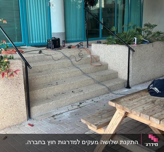 התקנת מעקה אלומיניום שחור למדרגות כניסה חיצוניות